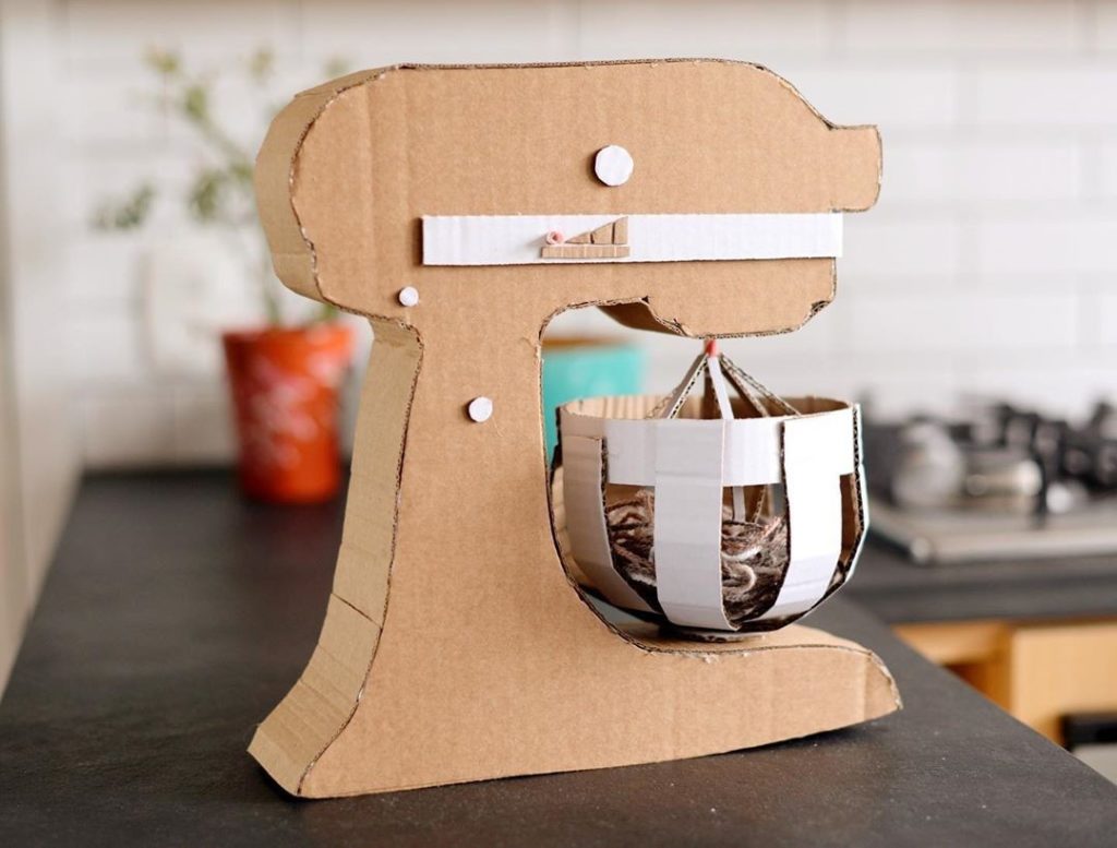 Uma batedeira feita de papelão, uma brincadeira optativa para as crianças.