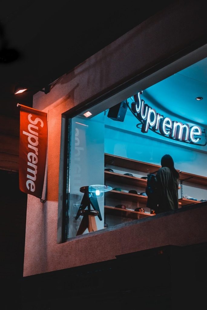 Vitrine da loja "Supreme".